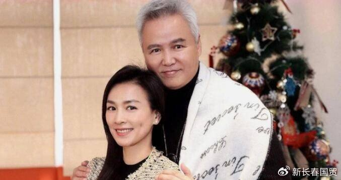 2024年第一天,张庭晒出了一家人出游的照片,并附文:"新的365天,也要