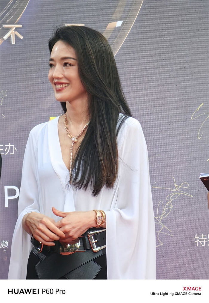 表演与粉丝零距离亲密互动