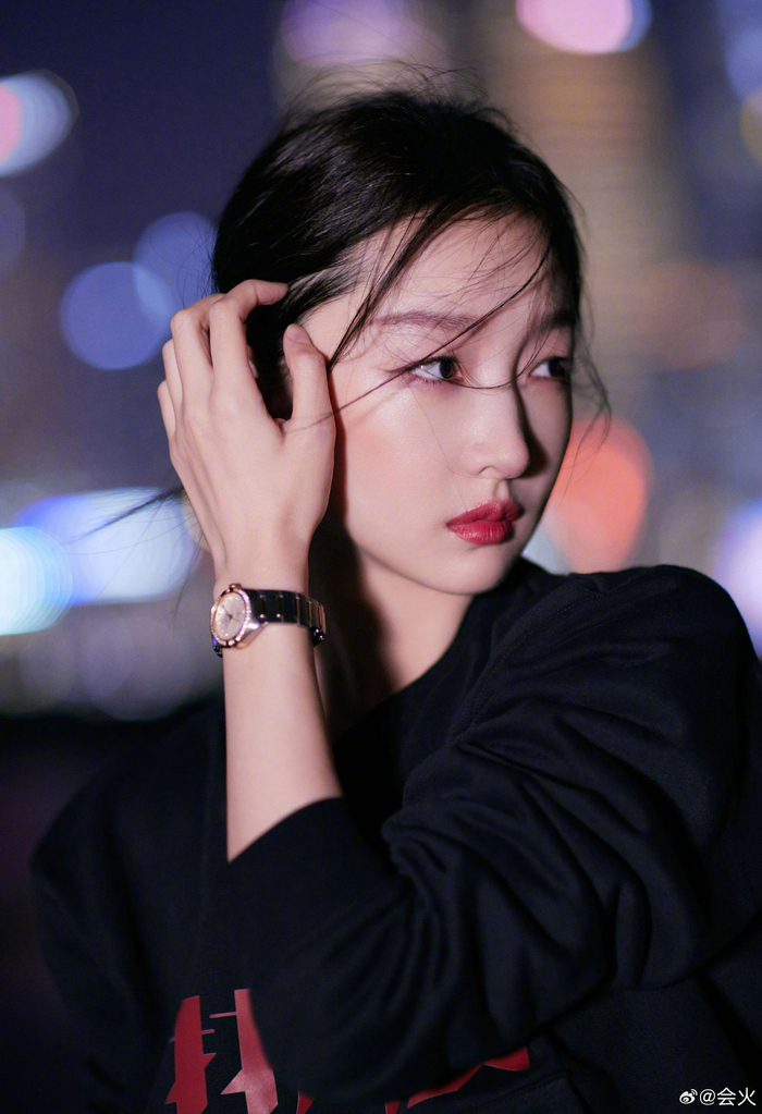 周冬雨今日路演营业照,外滩的风好会吹呀,主打一个凌乱美|周冬雨_新浪