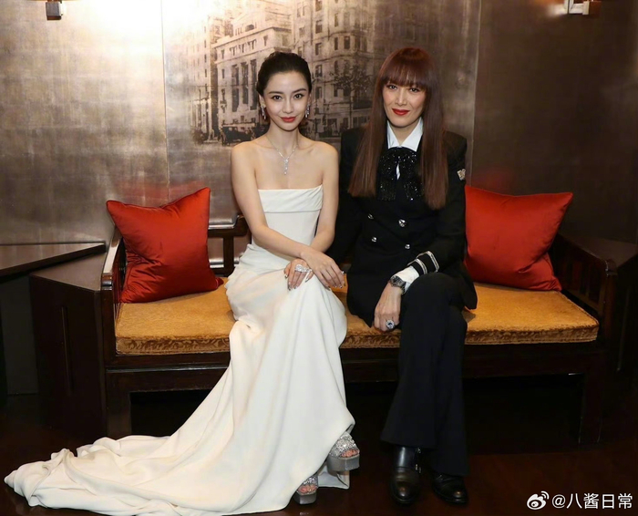 angelababy杨颖今日香港活动一晚穿了两套高定礼服