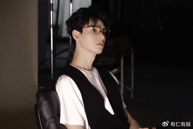 看完龚俊父母拍的照片才知道他爆红至今不无道理