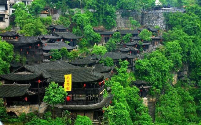 湖南湘西芙蓉镇——挂在瀑布上的千年古镇
