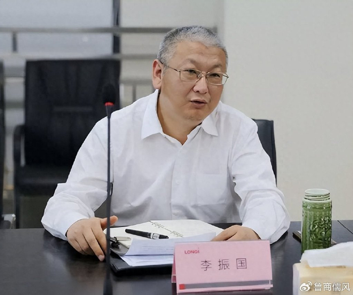 华山半导体材料厂,他是河南许昌人,10多岁时到了青海;另一人叫钟宝申
