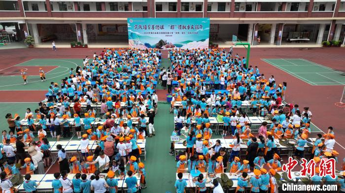 近日,在广西玉林市兴业县石南镇至德小学,1000名老师,家长和学生共同