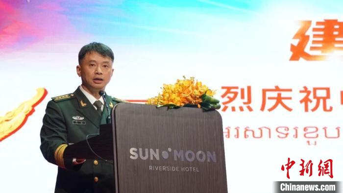 中国驻柬埔寨大使汪文斌及使馆主要外交官,柬副首相兼国防大臣迪西哈