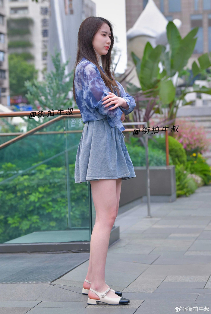 美女穿着洋气的印花网纱衬衫出街