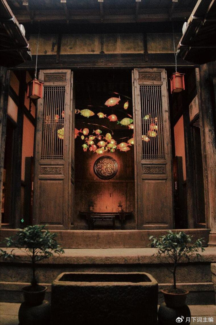 1:蜘蛛结网,象征"喜从天降",因为蜘蛛网在古代被视为捕捉幸福和财富的