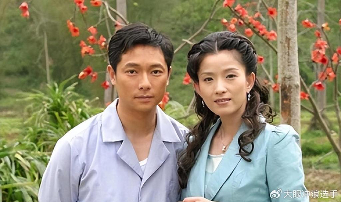 岳翎原名叫吕美花,她出生在台湾一个五口之家,父母生下三个女儿后,就