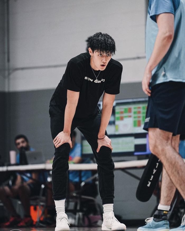 曾凡博在ins晒出了一组帅气照片