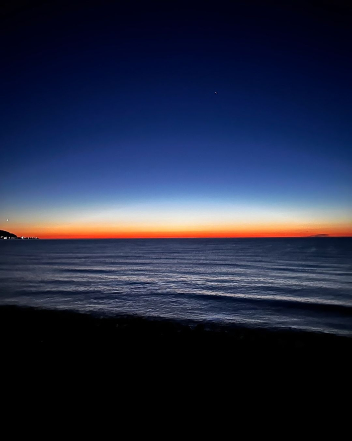 地平线上渐变的天空