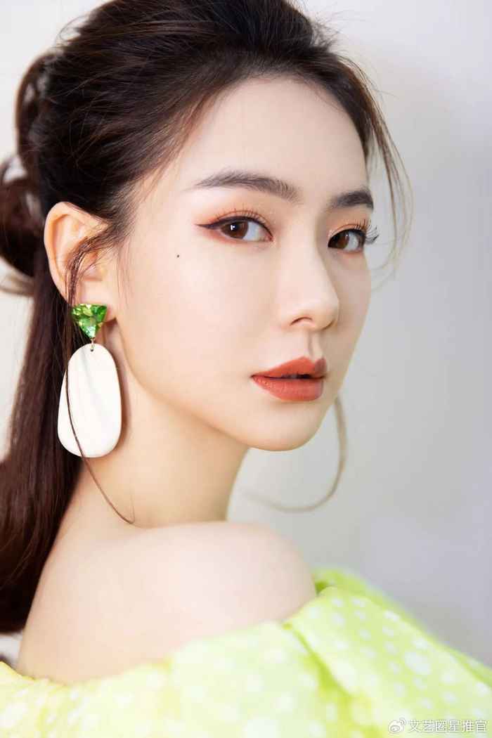 戚薇撇下李承铉和异性包场吃饭,和黄磊亲密相拥说耳边话引争议
