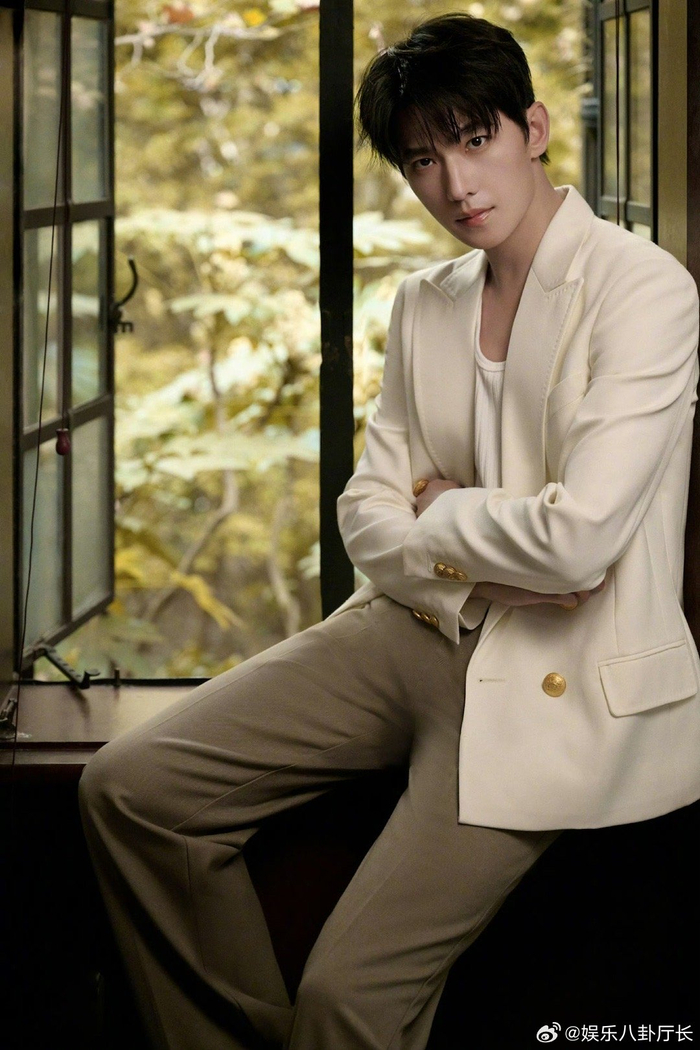 杨洋造型合集白色西服清俊秀气