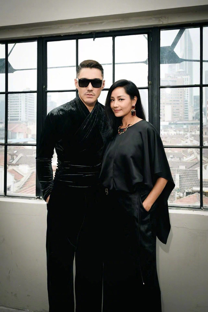 53岁胡兵黑客风走秀霸气中携带一丝儒雅这腰线气场一下就被戳中了心吧