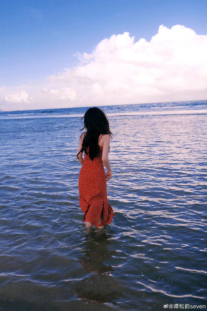 谭松韵海边随拍满满生命力,笑容感染力慢慢