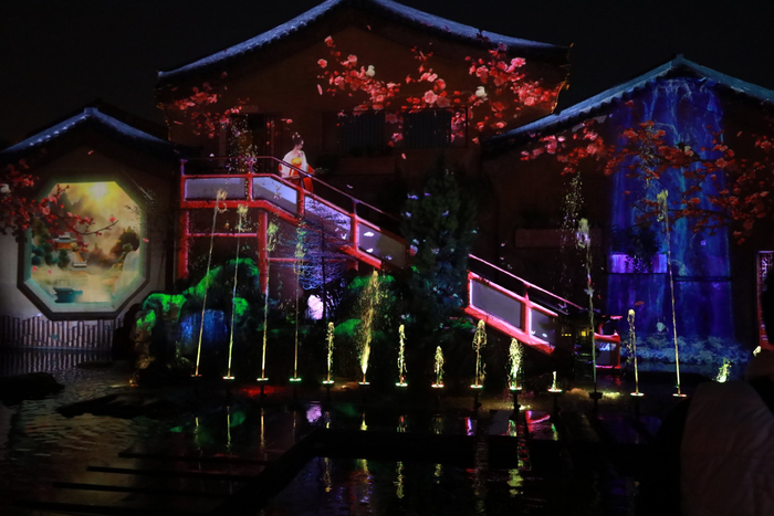 开封的夜晚氛围感拉满漫步在街头灯火辉煌映古韵