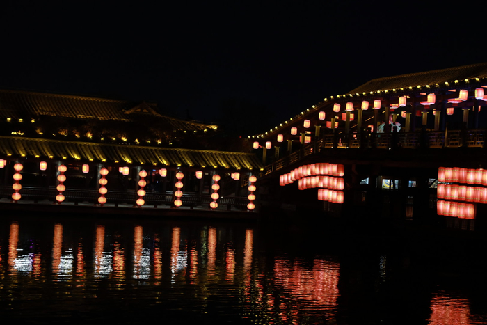 开封的夜晚氛围感拉满漫步在街头灯火辉煌映古韵