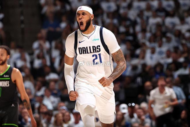 本场比赛中,独行侠的先发中锋丹尼尔-加福德(daniel gafford)继续着