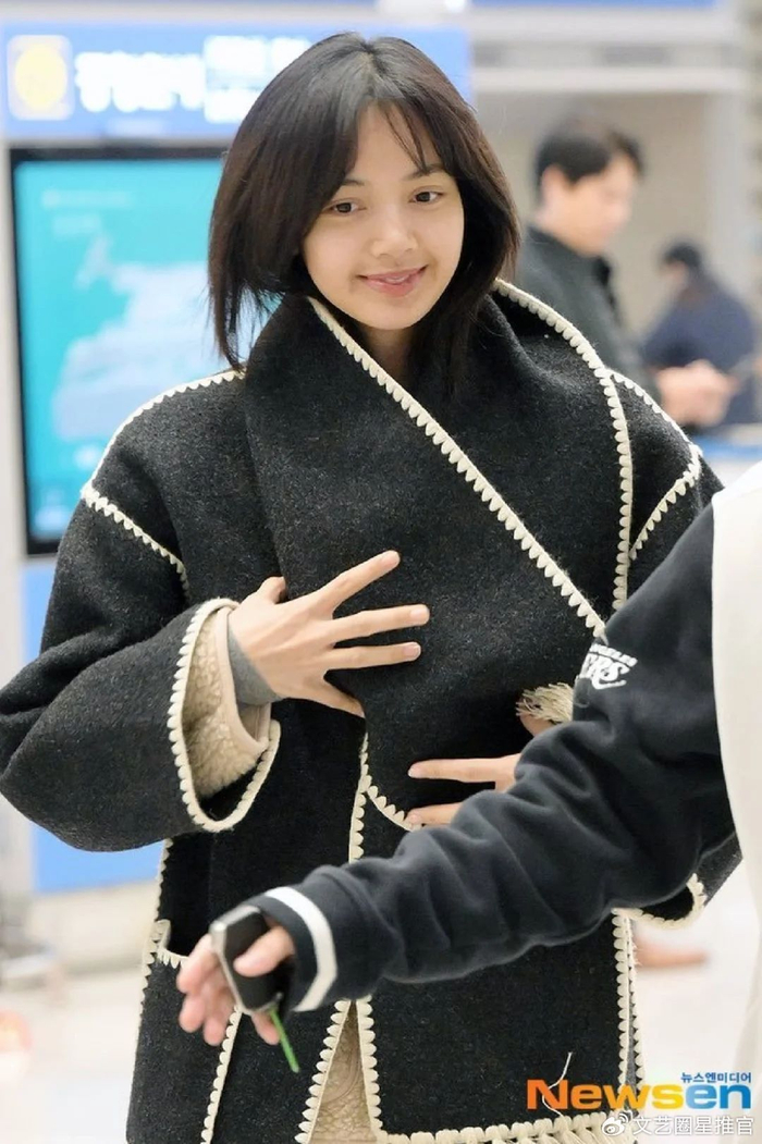 lisa机场被偶遇!被粉丝追赶场面狼狈,一直用手挡脸,素颜不自信