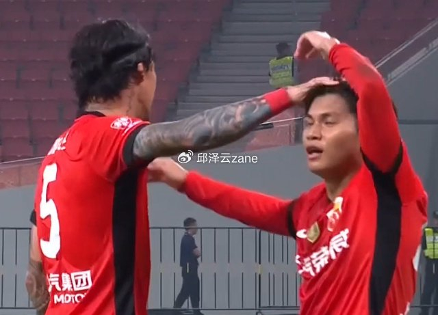 中国足球的传承：蒯纪闻助攻张琳芃单刀破门，两人相差17岁！