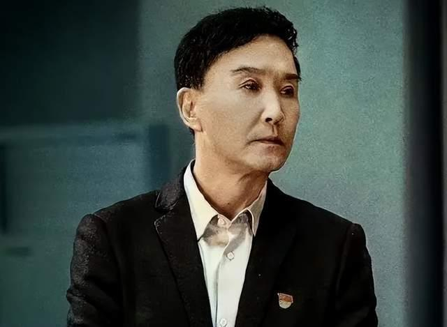 《狂飙》隐藏在背后的实情：吴刚被嘲“整容脸”，真相引人心疼