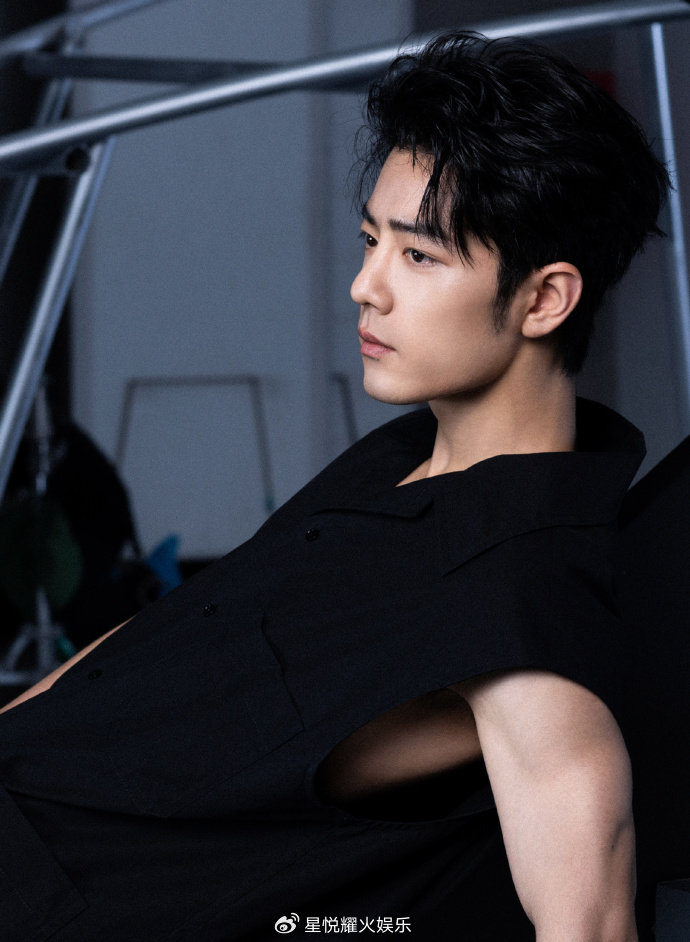 肖战最新照片来袭,简约帅气驾驭多风格