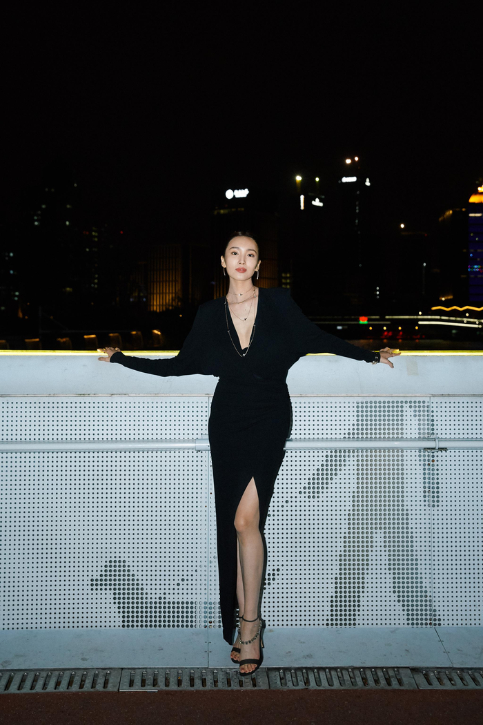 今日王紫璇cici身穿黑色深v高开叉长裙出席活动