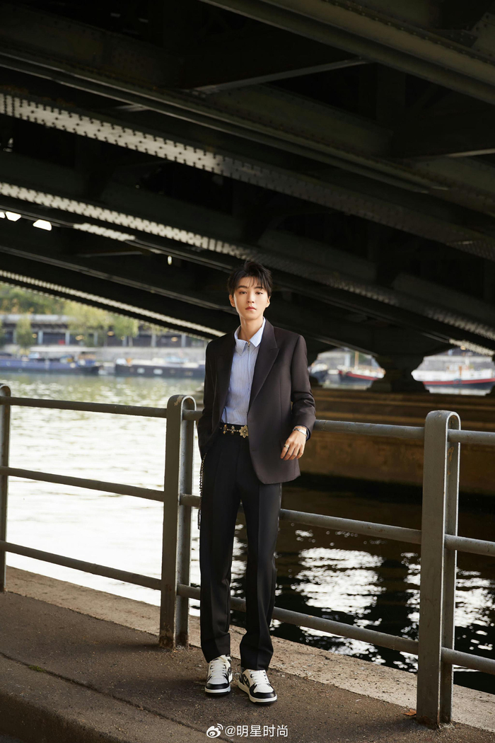 王俊凯自在随心游走在成熟与纯真之间感受摩登态度