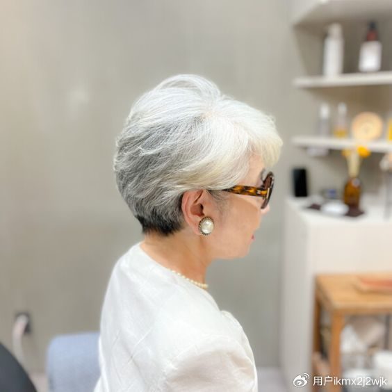 59到89岁的姐姐们,发型可以考虑这三种,就算满头花白头发也很美|发型