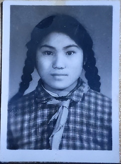 黑白老照片:上世纪七十年代清纯女学生,年轻貌美笑容甜|女孩子|笑容