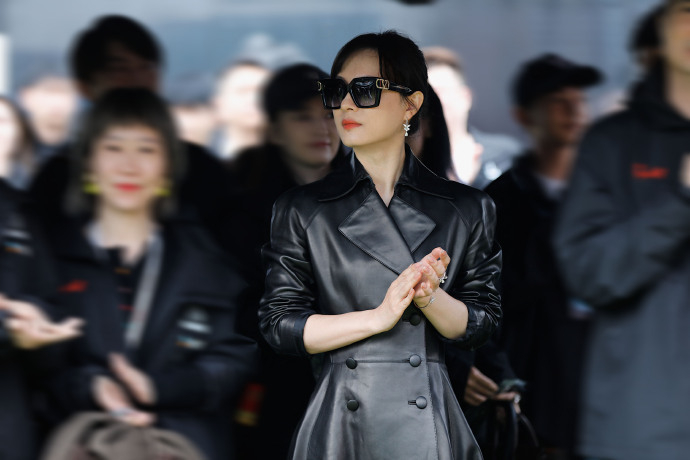 孙俪新剧开机一身皮衣造型的娘娘好酷啊拍戏一切顺利