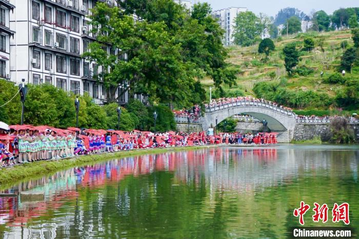 (胡海英 黄开龙)5月15日农历四月初八,湖南邵阳市绥宁县城热闹非凡,巫