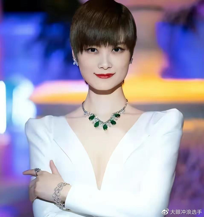 从《超级女声》开始,李宇春就留着一头短发,远处看就像一个"假小子"