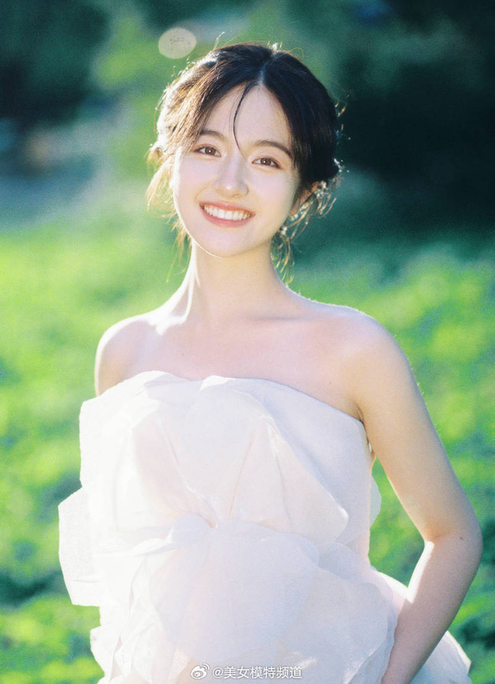 李兰迪漫山野纯色写真释出白色短裙回眸笑容清甜