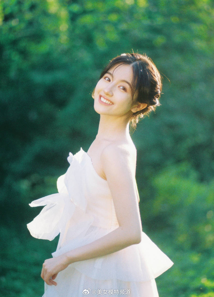 李兰迪漫山野纯色写真释出白色短裙回眸笑容清甜