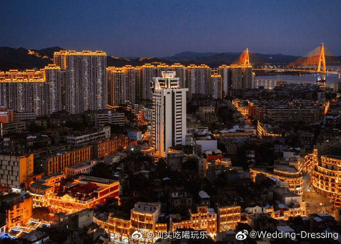 俯瞰汕头老市区夜景。
