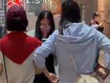 赵丽颖生病后首次露面！低调捧场谢娜话剧，身形消瘦引关注