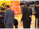 不给冠军面子？为王博颁戒指掉地上，楼明更衣室领奖，球迷：太教条了