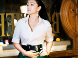 巩俐白衬衫配束腰绿裙女王范儿十足