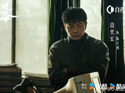 她带着儿子每周探监，絮絮叨叨说着家长里短，灰扑扑的袖口沾着生活艰辛