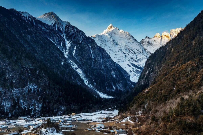 雨崩村坐落在云南梅里雪山脚下景色优美人烟稀少