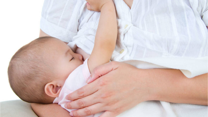 宝宝吃奶就睡着，不是懒，是身体在传信号