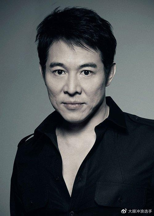 是当时风靡一时的武打明星,在早年间 李连杰凭借,《黄飞鸿》,《少林寺