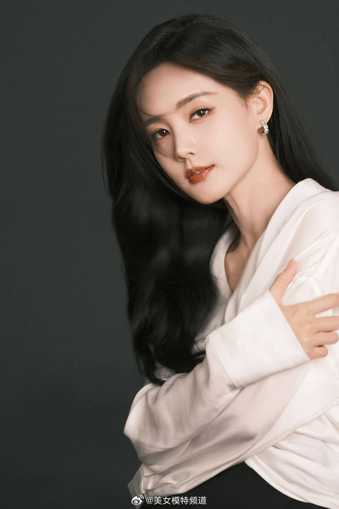 李一桐穿深v衬衫秀天鹅颈 温柔清丽纯欲风满满 67