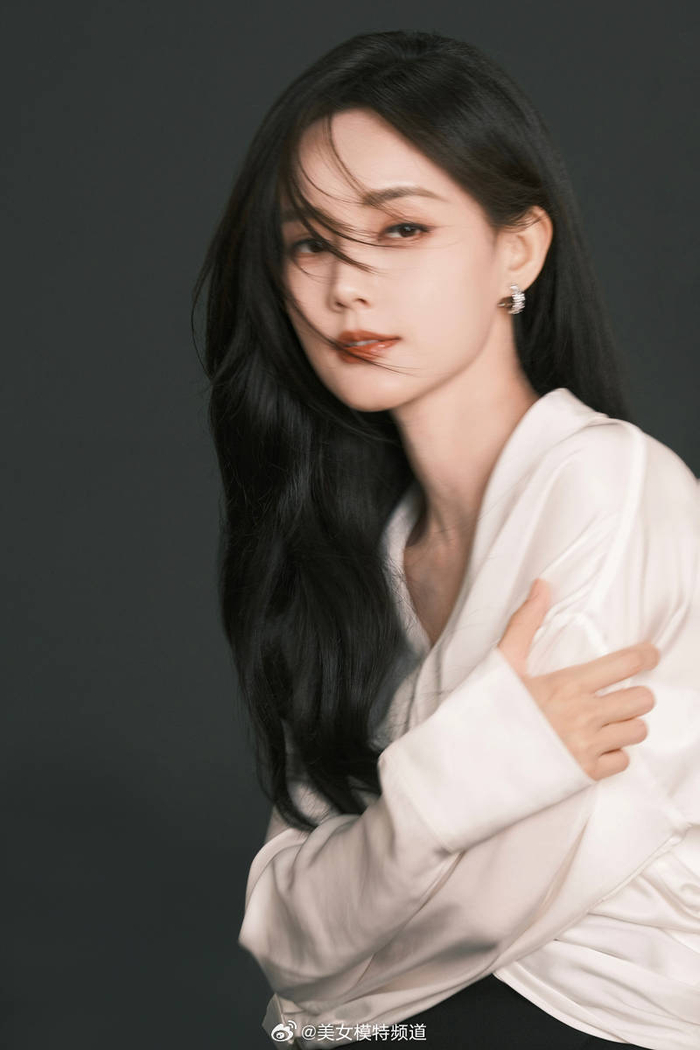 李一桐穿深v衬衫秀天鹅颈 温柔清丽纯欲风满满 67