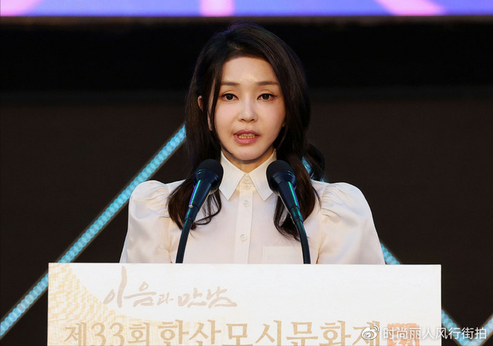 韩国第一夫人看展都把人美到黑裙配黑西装百变风格嫩如小姑娘