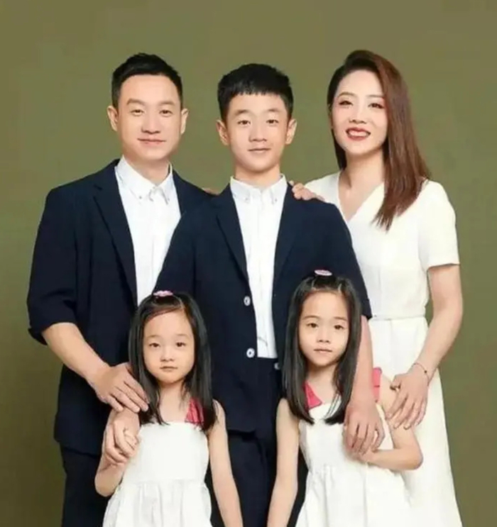 体操夫妇杨威,杨云没离婚,双胞胎女儿可爱,儿子杨阳洋越长越帅