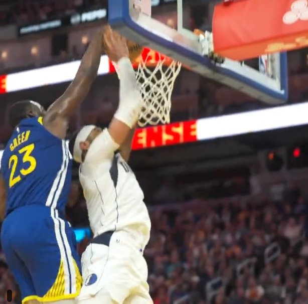 第一节德雷蒙德-格林与加福德卡位时就来了一个抡肘,很明显加福德卡住