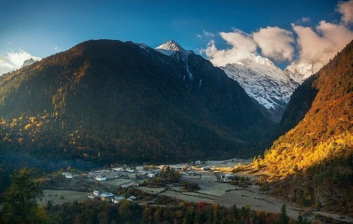 雨崩村坐落在云南梅里雪山脚下景色优美人烟稀少