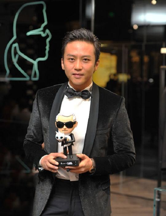 邓超为卡尔拉格斐旗舰店开幕录制贺词.