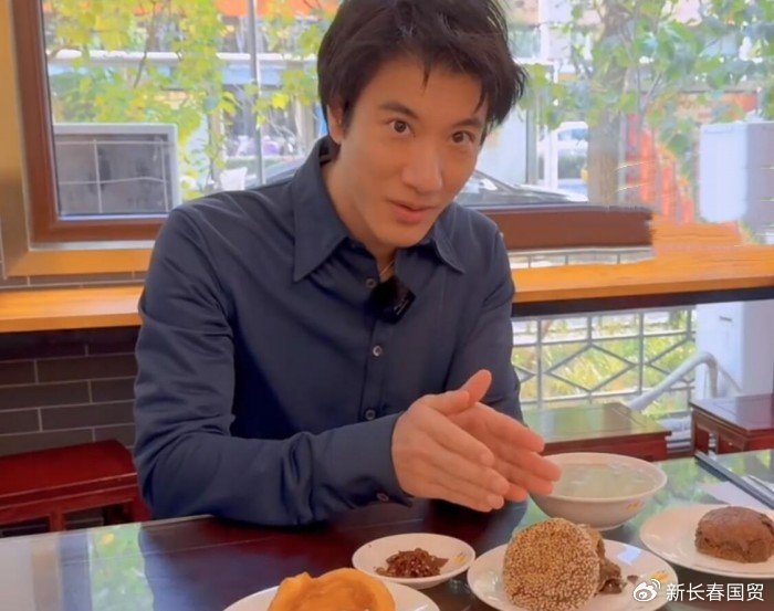 王力宏现身北京,初次体验喝豆汁瞬间变脸|王力宏|豆汁|焦圈_新浪新闻